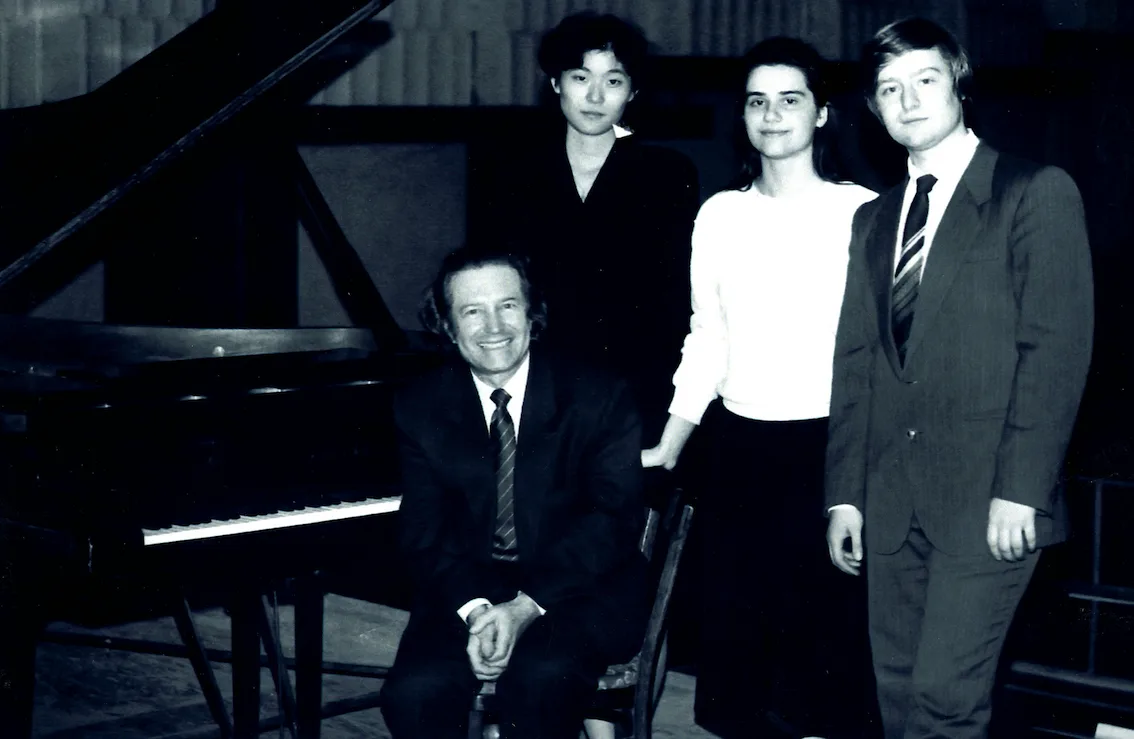 Evelina Vorontsova met een groep naast een vleugel in het Conservatorium van Moskou